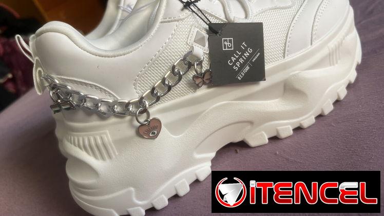 Tenis blancos con cadena