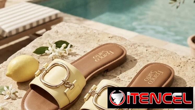 Sandalias planas tipo slide color amarillo pastel con hebilla dorada