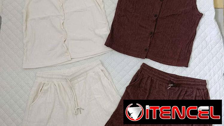 Conjunto de short y camisetas.