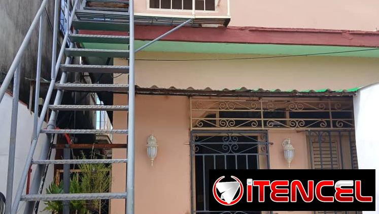 Venta o permuta de casa en Playa con 4 habitaciones ideal para dos familias de 3 niveles.