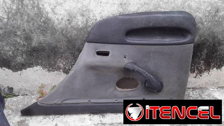 Se vende puerta de pegout 206 de uso