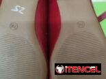 En venta un par de zapatos