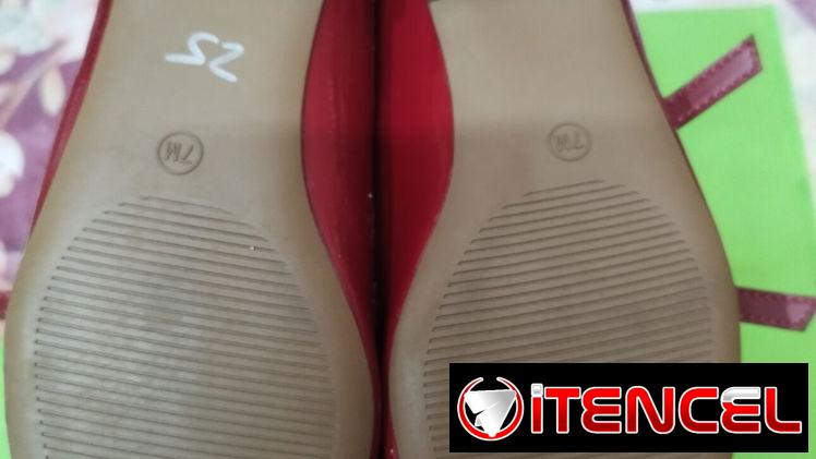 En venta un par de zapatos