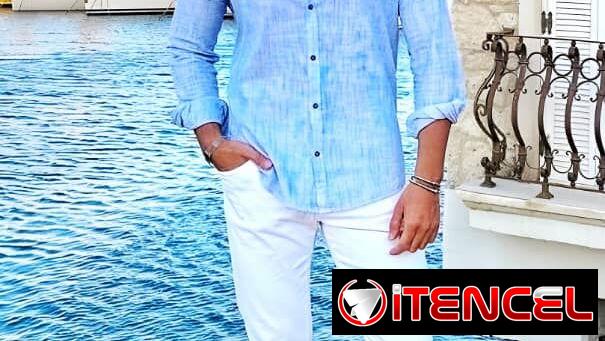 Camisa azul claro de lino,  pantalón blanco de lino , camisa blanca de lino