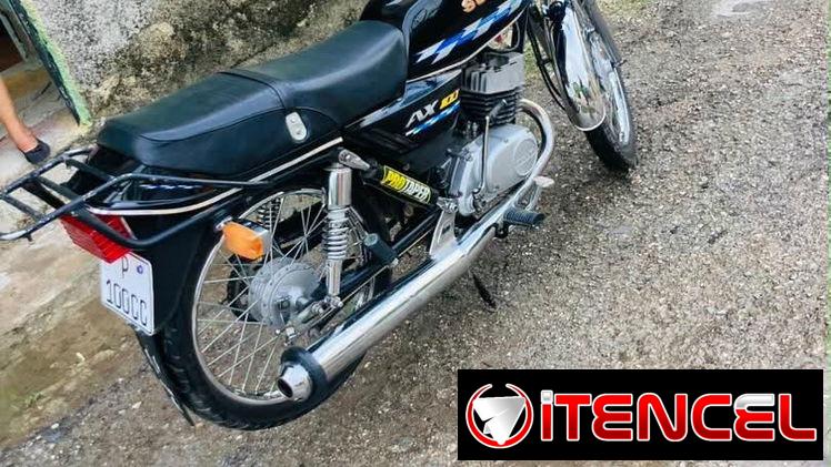 Suzuki AX100 negra