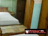 Se juego de cuarto antiguo que tiene cama, dos mesitas de noche,escaparate y coqueta con silla.