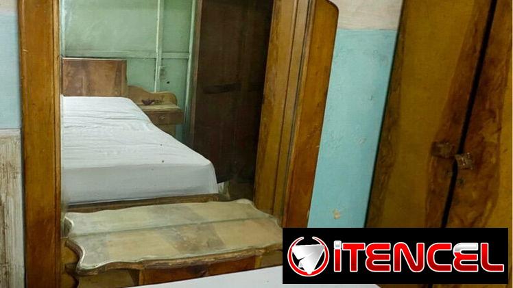 Se juego de cuarto antiguo que tiene cama, dos mesitas de noche,escaparate y coqueta con silla.