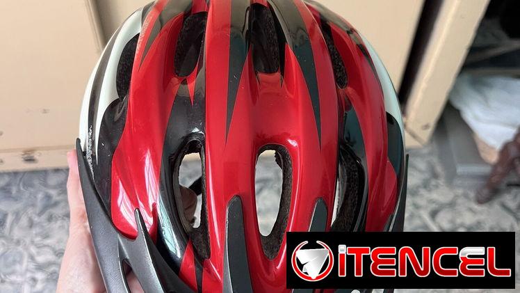 Bomba de aire y casco de bicicleta