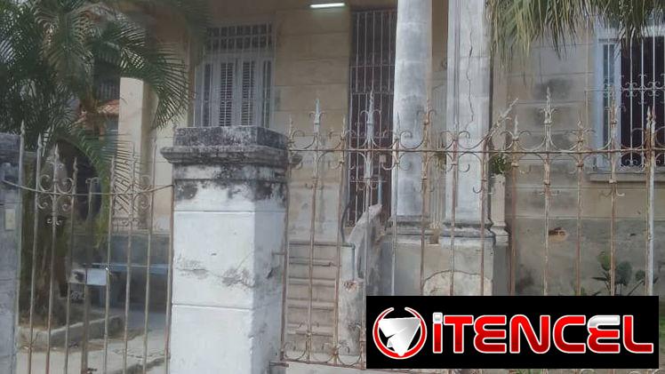 En venta linda casa independiente estilo colonial con espacio para garaje en excelente zona de Santos Suárez.