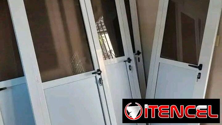 Puerta d aluminio y cristal para cuarto