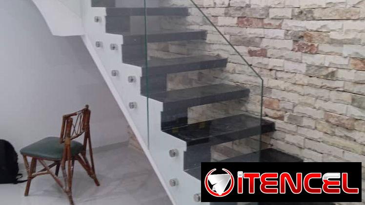 ✨ Tu escalera puede ser la pieza más impresionante de tu hogar, con Pasamanos de cristal