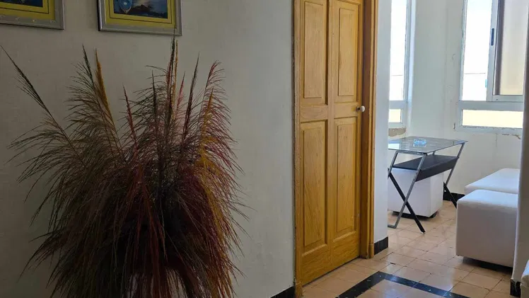 VEDADO EN EL MALECÓN HABANERO APARTAMENTO DE UN CUARTO CON VISTA AL MAR