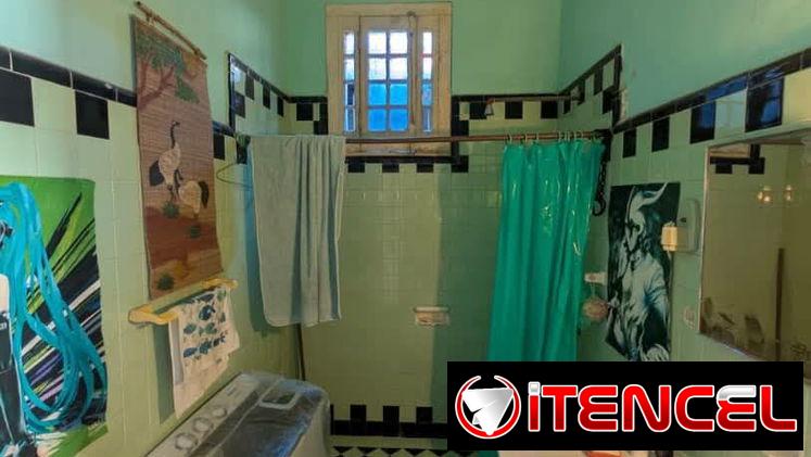 Oportunidad en Santo Suárez.  En venta amplio biplanta en bajos del año 1940, con 84,51 m² y excelente ubicación !!!
