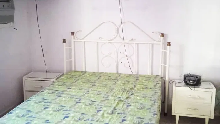 Vendo departamento en el Vedado muy céntrico, construcción antigua en muy buen estado