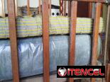 Cuna de madera con colchones de muelle y espuma