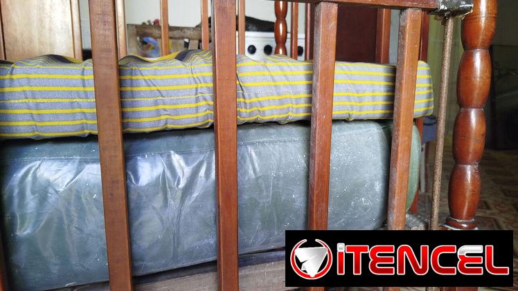 Cuna de madera con colchones de muelle y espuma