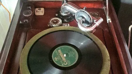 Vendo única y espectacular Victrola Art Noveau, modelo VV-X  100433 J, funcionando!