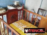 Cuna de madera con colchones de muelle y espuma