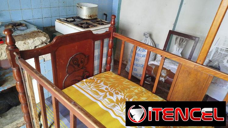 Cuna de madera con colchones de muelle y espuma