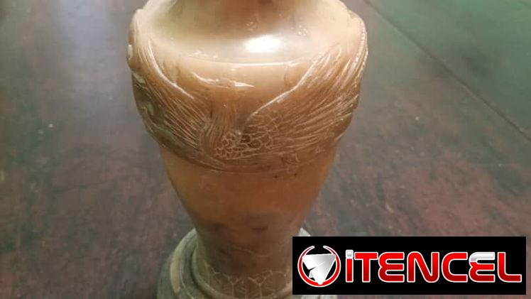 Búcaro de alabasto tallado