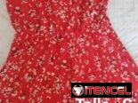 Ropa de mujer y tenis de hombre