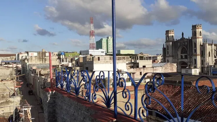 🌇 📍Renta en el centro de Santa Clara – Con terraza y vistas a la ciudad REF 1324