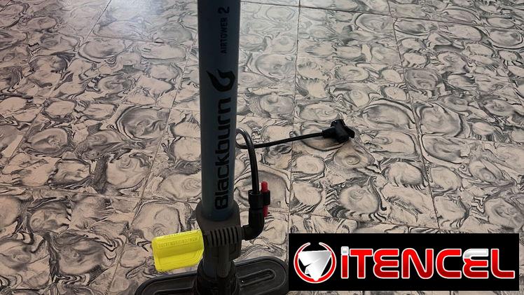 Bomba de aire y casco de bicicleta