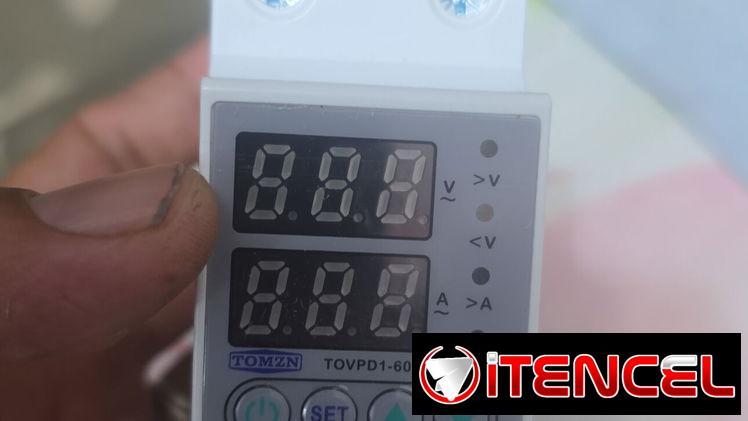 Protector de voltaje digital configurable  y tranfer manual tipo breaker