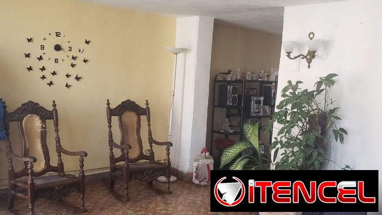 Se vende casa amplia a una cuadra de la calzada de 10 de octubre