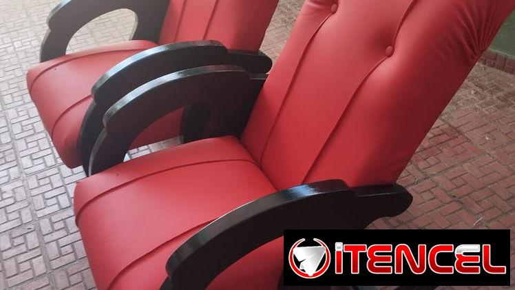 Sillones tapizados y butacas curvas