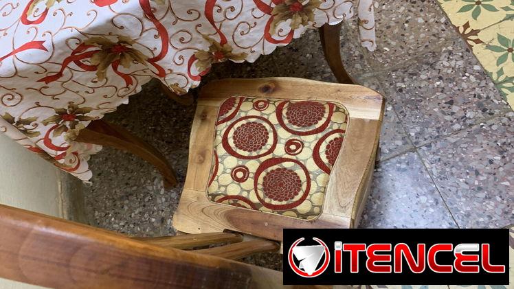 Juego de mesa de buena madera.