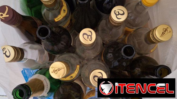 Botellas vacias de Ron y Vino
