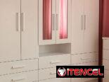 Cuarto de vestidor y espacio minimalista