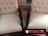 Sillones tapizados y butacas curvas