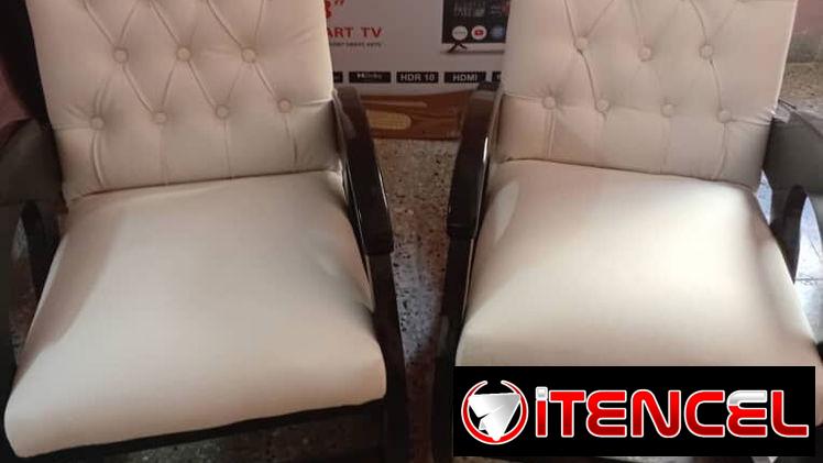 Sillones tapizados y butacas curvas