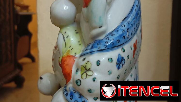 Buda antiguo de porcelana china con base mide 29 cm de altura y sin base mide 25 cm