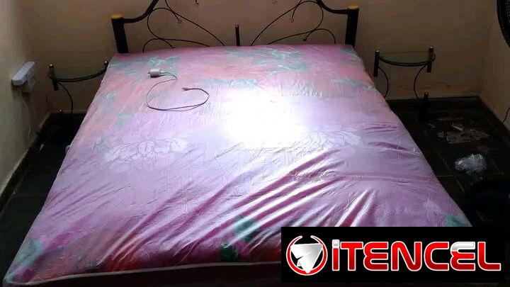 CAMA CON COLCHÓN Y MESITAS $150 usd