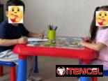 Juguete Mesa con 2 banquetas para niños