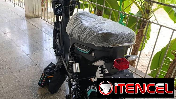 Bicimotos roja y negra , precio 1750 con casco,guantillas y capa para la moto …Autonomía 100km, bateria 48v 45 Amp