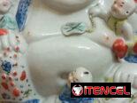 Buda antiguo de porcelana china con base mide 29 cm de altura y sin base mide 25 cm