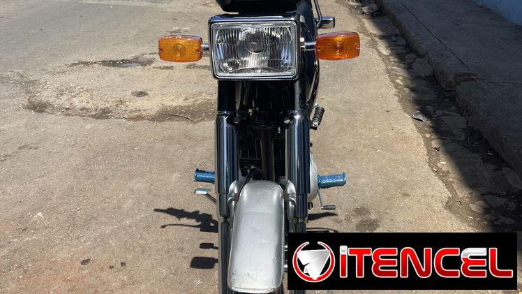 Cambio mi ax 100 por moto semi automática como la de la primera foto