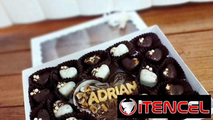 Cajas de regalo con 20 bombones de chocolates más un chocomensaje