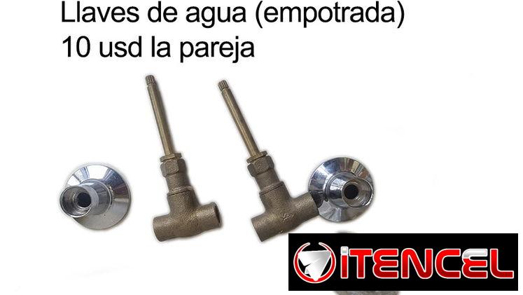 Pareja de pilas de agua nuevas