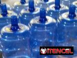 Dispensador de agua fría y caliente con pomo y un mini refrigerador