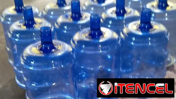 Dispensador de agua fría y caliente con pomo y un mini refrigerador