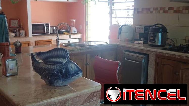 VENTA DE CASA INDEPENDIENTE, CASINO DEPORTIVO, CERRO: 148 m². 3 HABS, 3 BAÑOS, JARDIN, PORTAL, PATIO.