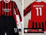 Pullover y traje de futbol