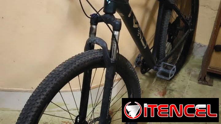 ‼️Bicicleta Rali – R10 de uso‼️ Precio: 200  usd  Es una 29 es de uso tiene un detalle en el asiento, lo demas esta al 1