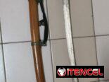 Katana grabada en la hoja y empuñadura