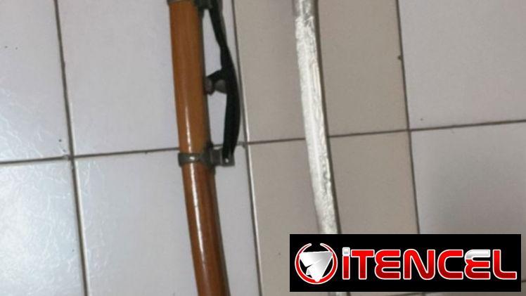 Katana grabada en la hoja y empuñadura